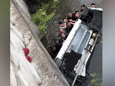 Hàng chục người nhảy xuống sông lật ngửa chiếc xe, cứu 4 người mắc kẹt
