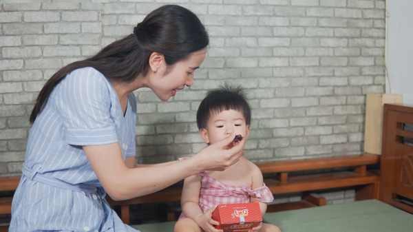 Nhiều thói quen xấu thời nay gây hại mắt của trẻ