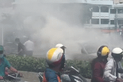 Xe BMW cháy nghi ngút trên đại lộ Phạm Văn Đồng