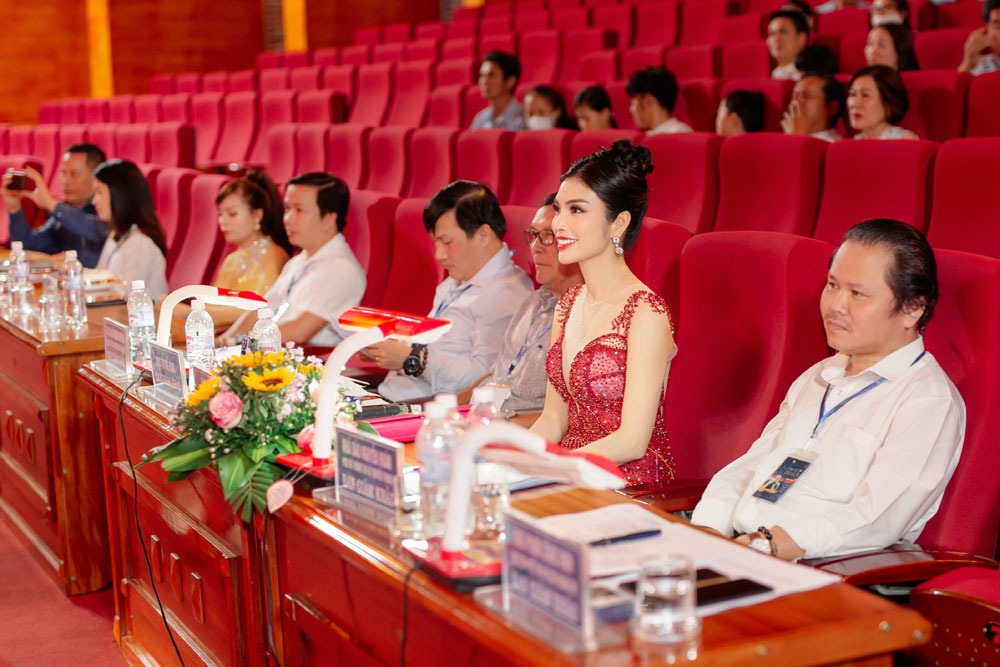 Kim Huyền Sâm dạy catwalk cho thí sinh