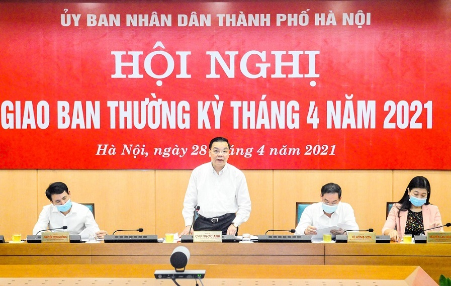 “Anh đang ở đâu? Nằm cạnh ai? Làm việc gì?”