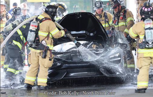 Siêu xe McLaren 765LT hàng hiếm bị lửa thiêu rụi tại trạm xăng