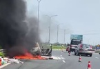 Ô tô 7 chỗ cháy ngùn ngụt trên cao tốc Pháp Vân - Cầu Giẽ