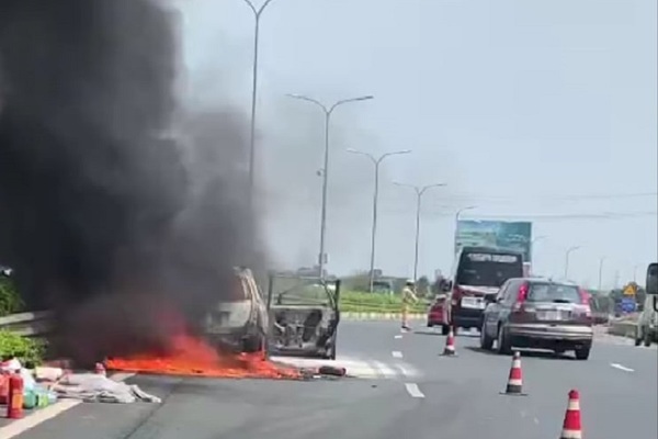 Ô tô 7 chỗ cháy ngùn ngụt trên cao tốc Pháp Vân - Cầu Giẽ