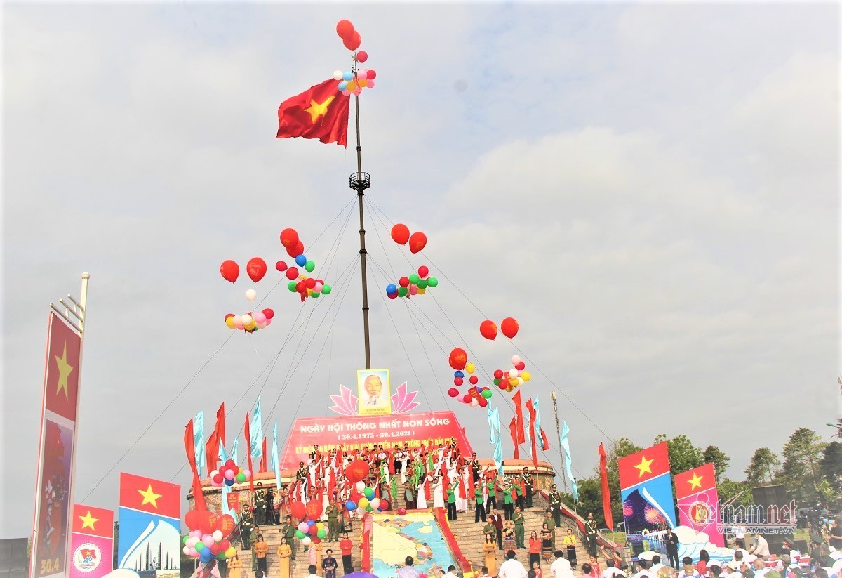 Lễ thượng cờ đặc biệt tại đôi bờ Hiền Lương - Bến Hải