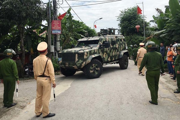 Nã súng kinh hoàng ở Nghệ An, 2 người tử vong, tay súng cố thủ
