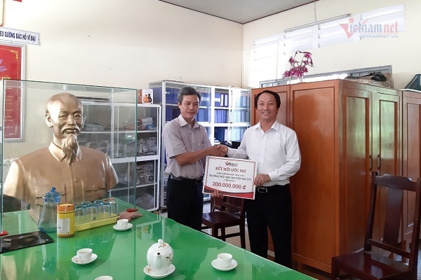 VietNamNet trao 200 triệu đồng để trang bị máy vi tính cho Trường TH Nguyễn Thị Tốt