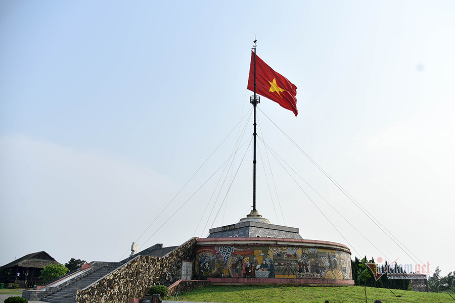 Cuộc 'chọi cờ' hai bờ giới tuyến Hiền Lương