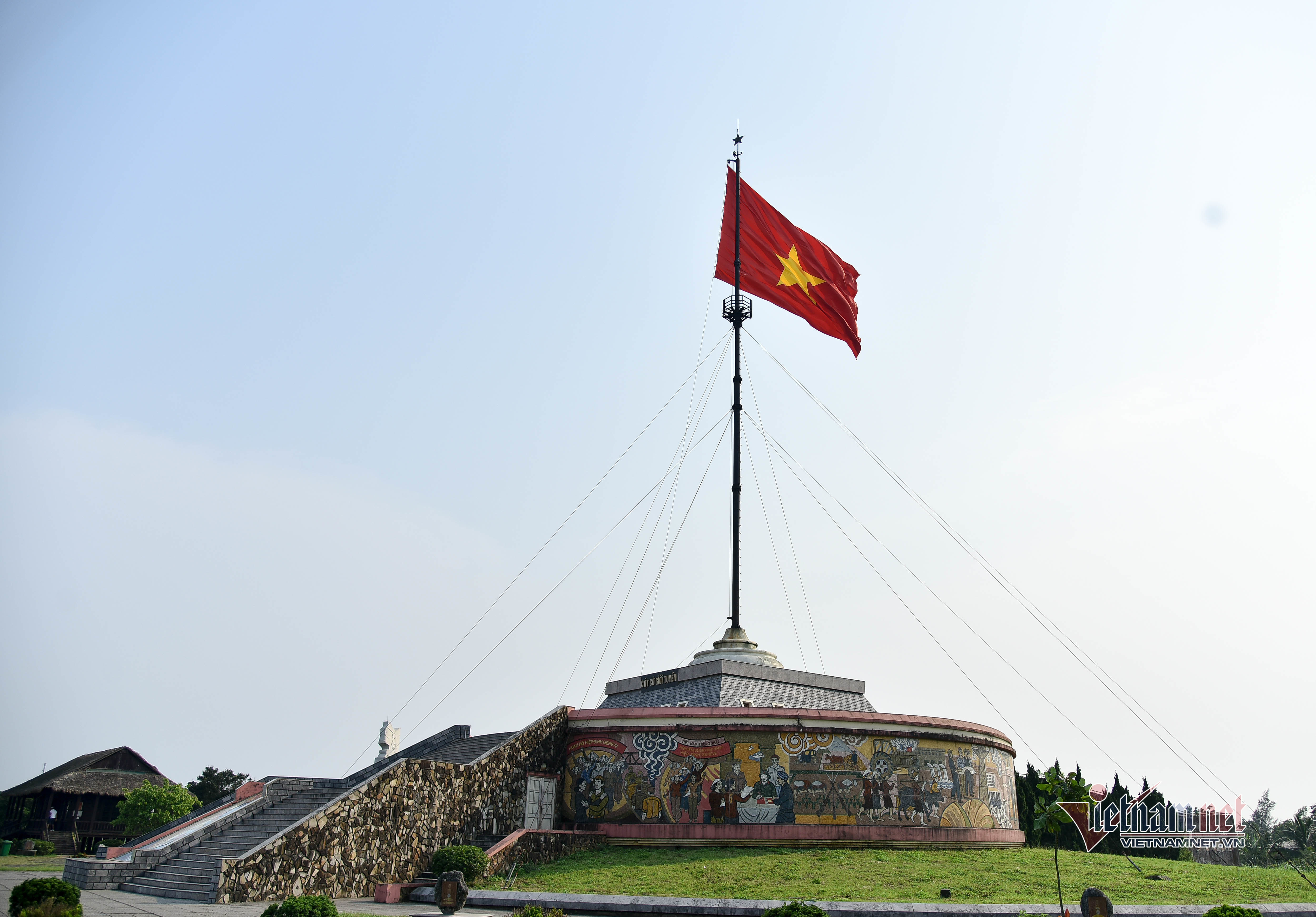 Hãy cùng nhìn vào bức ảnh về đường biên giới Hiền Lương, nơi đã diễn ra một trận chiến lịch sử giữa Việt Nam và Trung Quốc. Chúng ta có thể thấy cờ Việt Nam được treo lên cao, tôn vinh lòng yêu nước và niềm tự hào dân tộc. Hãy cùng nhau tạo ra một lá cờ Việt Nam bằng giấy để gợi nhắc lại niềm kiêu hãnh này.