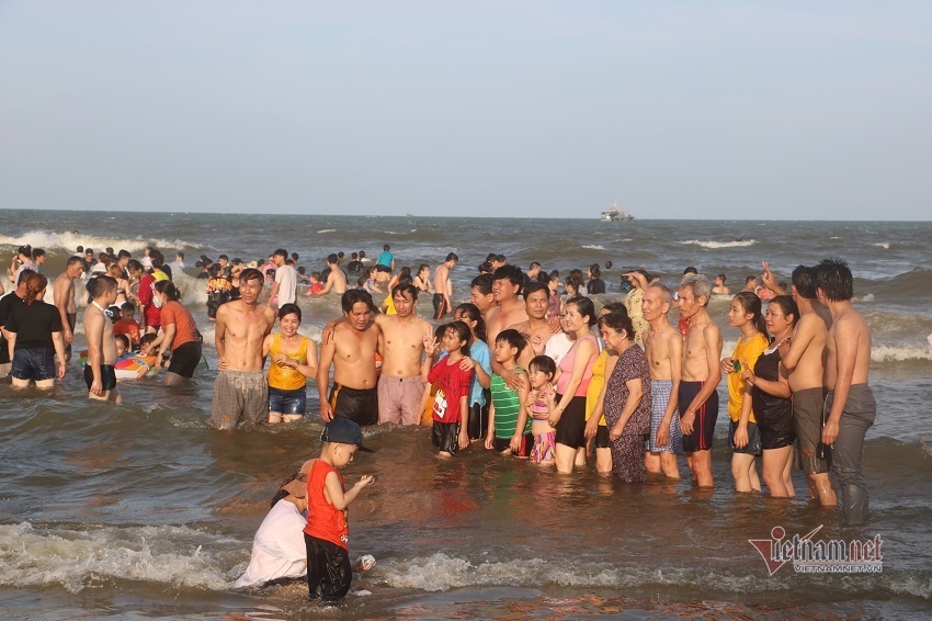 Bác tin 'Vũng Tàu cấm tắm biển', nghìn du khách đổ ra vẫy vùng