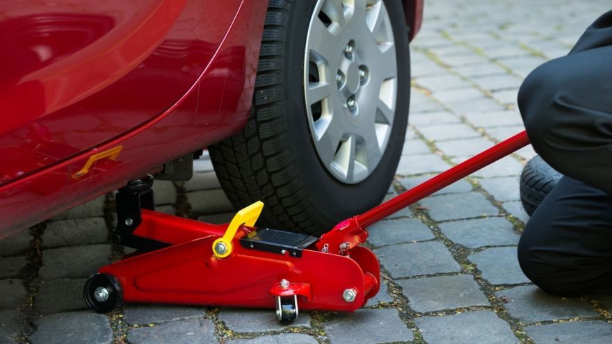 Cách thay lốp khi lái xe đường dài