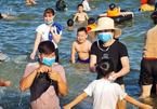 Du khách đeo khẩu trang tắm biển ở Sầm Sơn