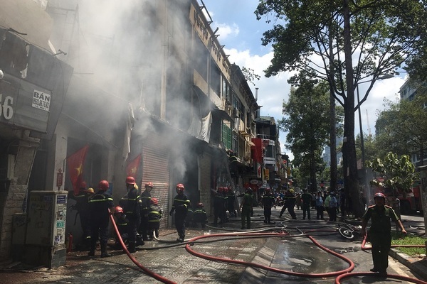 Cháy dãy nhà dân ở trung tâm Sài Gòn ngày nghỉ lễ