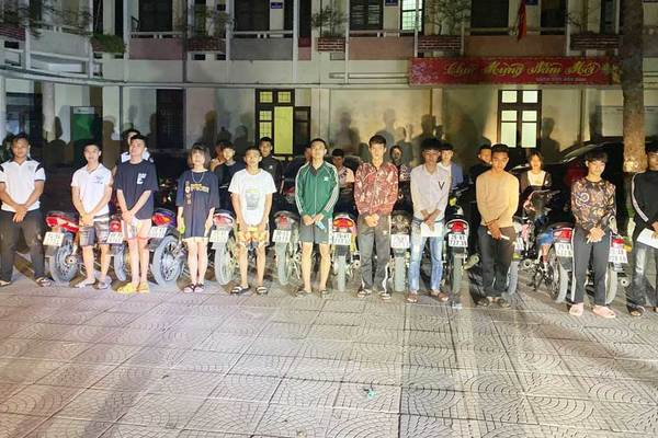 Bắt 25 'trẻ trâu' đua xe náo loạn ở thành cổ Sơn Tây
