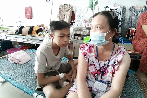 Con trai suy sụp do bệnh thận, mẹ nghèo bất lực cầu cứu