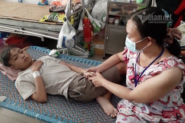 Con trai suy sụp do bệnh thận, mẹ nghèo bất lực cầu cứu