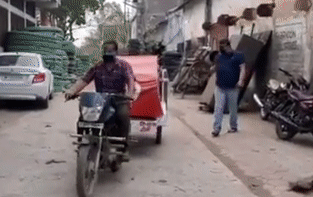 Kỹ sư chế xe cấp cứu bằng xe máy giúp bệnh nhân COVID-19 ở Ấn Độ