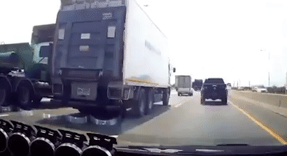 Khoảnh khắc kinh hoàng thanh kim loại văng đập vỡ kính ô tô trên cao tốc