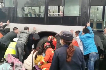 Giải cứu bé gái bị kẹt chân dưới bánh xe buýt