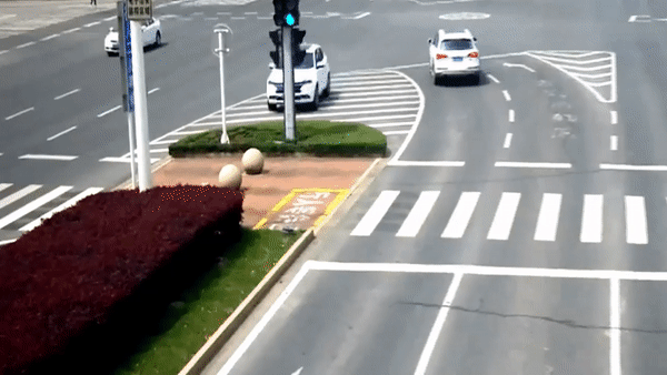 Xế hộp nát bét sau cú tông cột điện cực mạnh