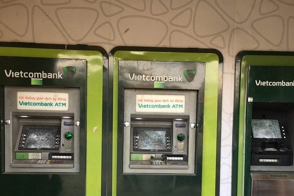 Người đàn ông đập phá hàng loạt trụ ATM ở Bình Dương: Nghi bị ngáo đá