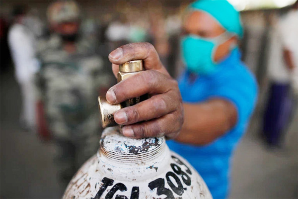 Chàng trai nhiễm Covid-19 vẫn phải ra phố tìm cách cứu cha mẹ