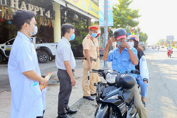 Cần Thơ phạt người không đeo khẩu trang, xét nghiệm trường hợp ho, sốt