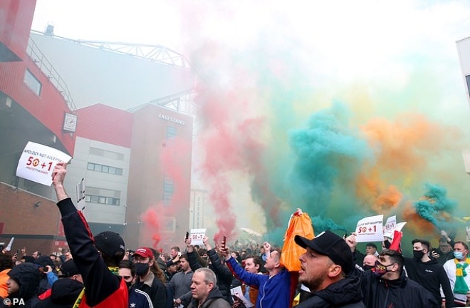 CĐV làm loạn Old Trafford, đại chiến MU vs Liverpool bị ...