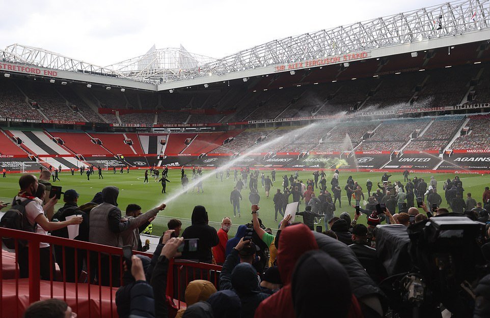 CĐV làm loạn Old Trafford, đại chiến MU vs Liverpool bị hoãn