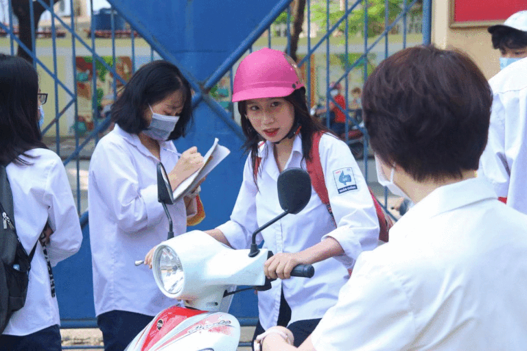 Nhiều học sinh vô tư 'quên' khẩu trang khi đến trường