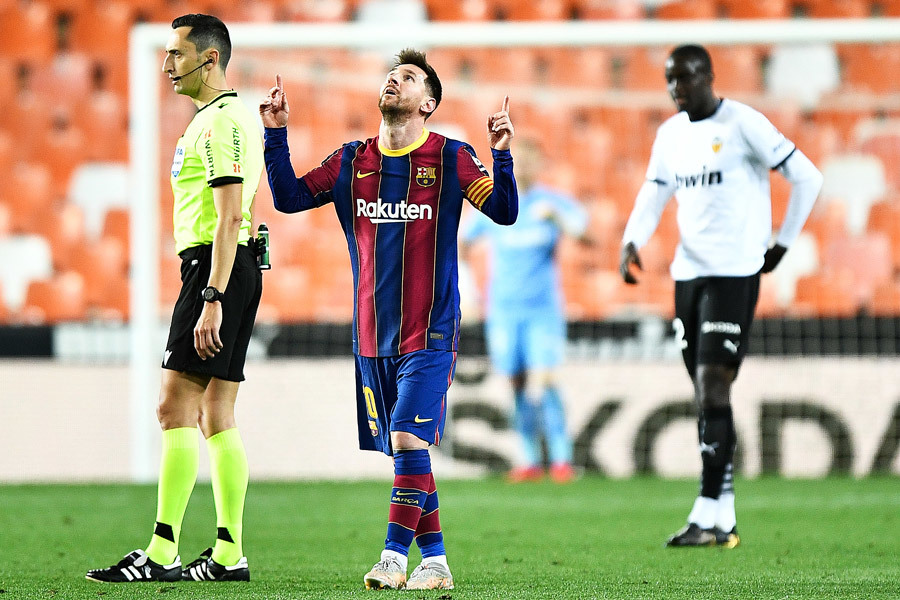 Barca ngược dòng đua vô địch La Liga: Người khổng lồ Messi