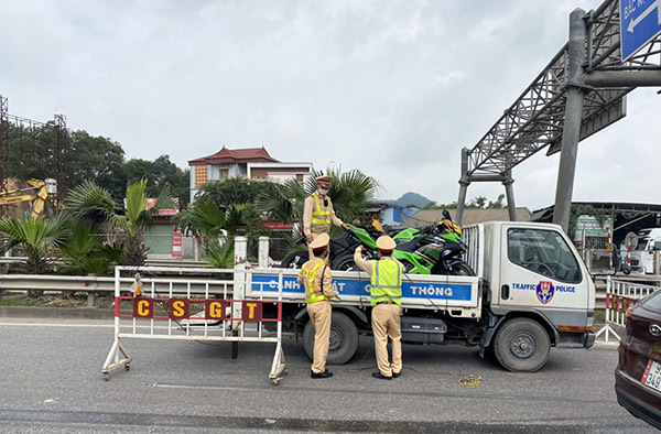 Xử lý đoàn 9 xe phân khối lớn đi vào cao tốc Hà Nội - Thái Nguyên