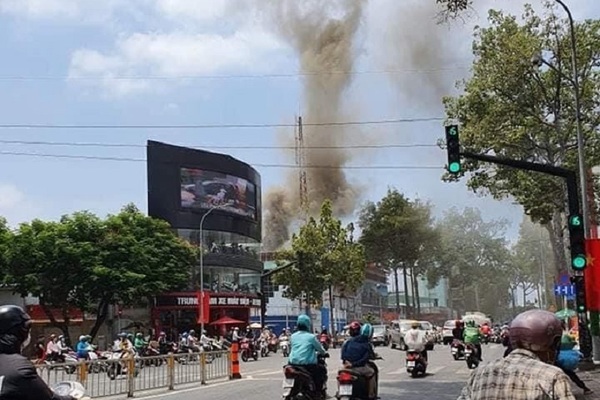 Cháy nhà tại trung tâm Sài Gòn, giữa trưa nắng nóng