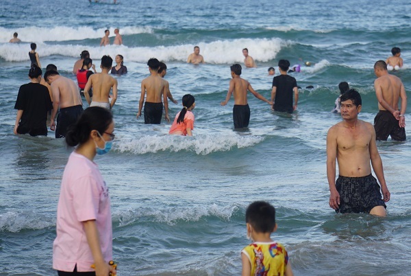 Từ 0h ngày 4/5, Đà Nẵng dừng tắm biển, khuyến khích bán hàng qua mạng