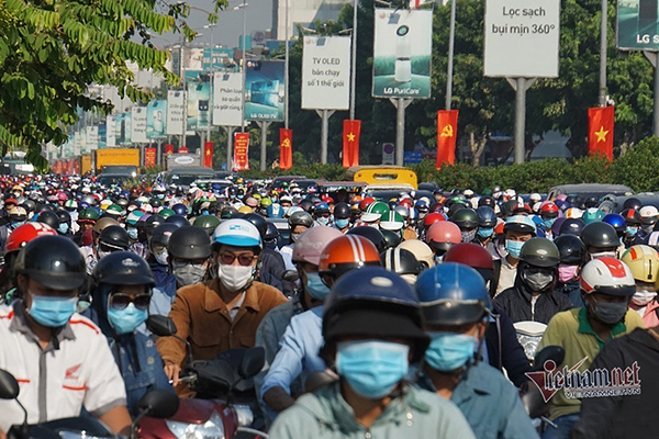 Đường Sài Gòn kẹt cứng sau nghỉ lễ, bất lực đội nắng nhích từng mét