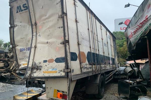 Tai nạn 3 ô tô, lái xe tải tử vong tại chỗ ở Hà Nội