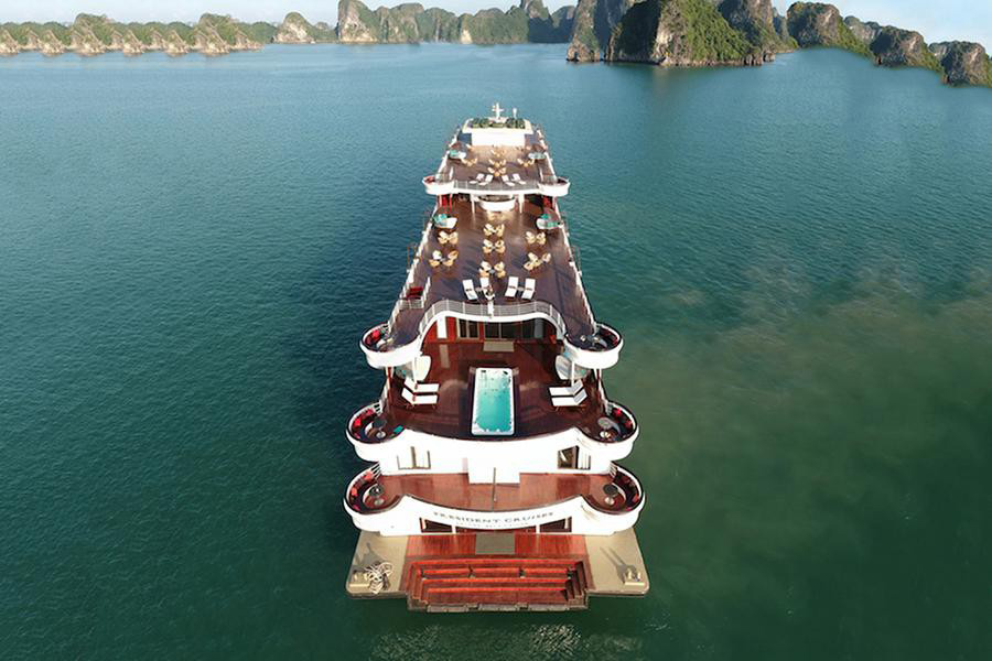 Các nhân viên du thuyền Ambassador âm tính lần 1 với SARS-CoV-2