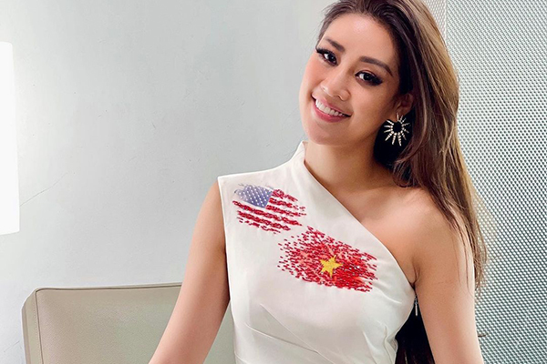 Khánh Vân diện váy in cờ Việt - Mỹ dự Hoa hậu Hoàn vũ 2020