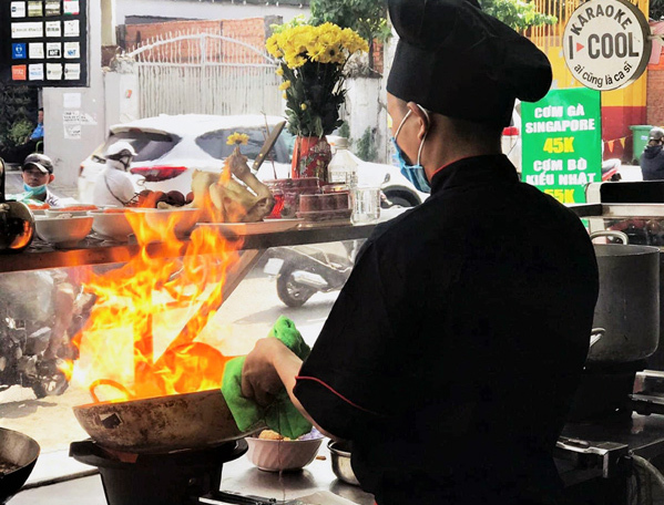 Mỗi tháng mất đứt 5 tỷ, ông chủ karaoke đứng bếp bán đồ ăn nhanh