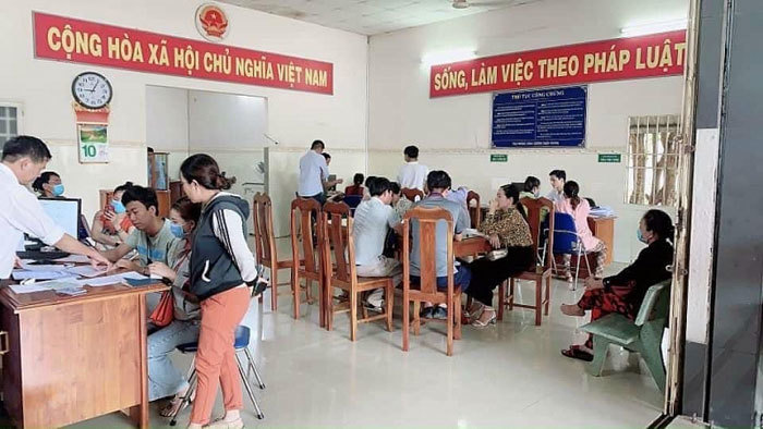 Ăn theo cao tốc, sân bay: Chen nhau đi công chứng mua đất