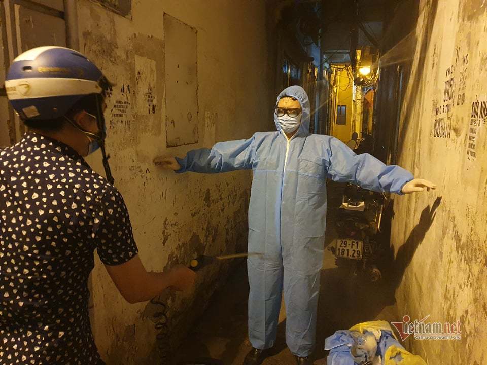 Phong tỏa tạm thời con hẻm trên phố Kim Mã, nơi ở của bác sĩ nhiễm Covid-19
