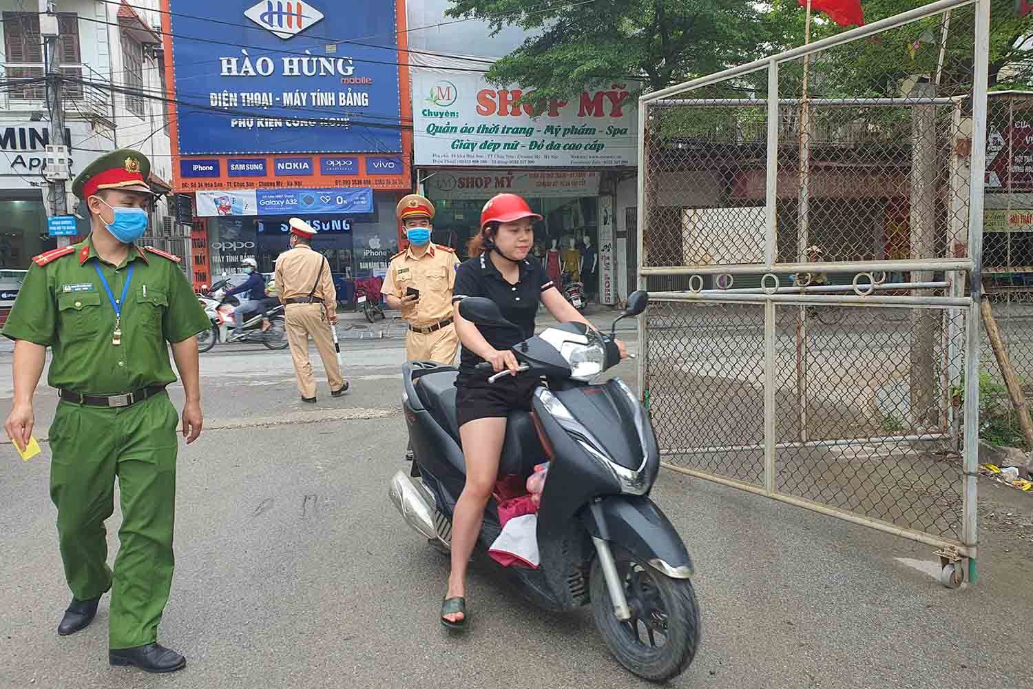 Người phụ nữ ở Hà Nội đi chợ, 'choáng váng' bị phạt không khẩu trang