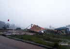 Lốc xoáy quật ngã lán trại chống dịch của biên phòng, tốc mái nhiều nhà dân