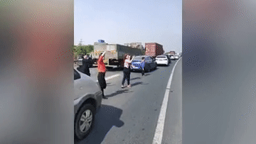 Kẹt xe trên cao tốc, các nữ tài xế xuống đường nhảy múa