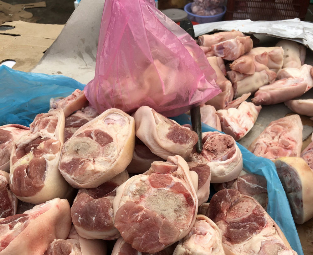 Vô tư rã đông thịt nhập để bán như thịt tươi