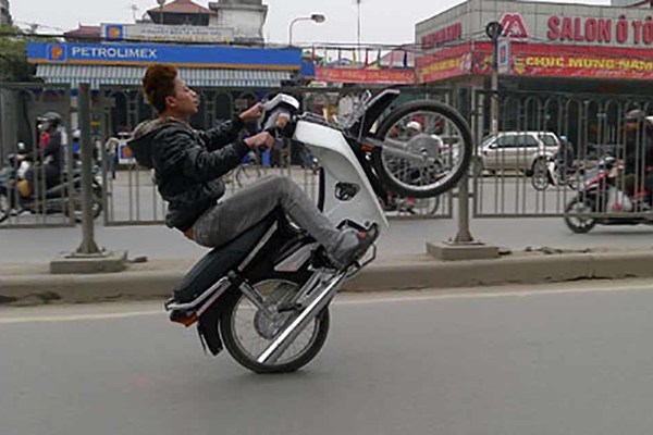 Tạm giữ 11 'quái xế' chặn quốc lộ đua xe ở TP.HCM