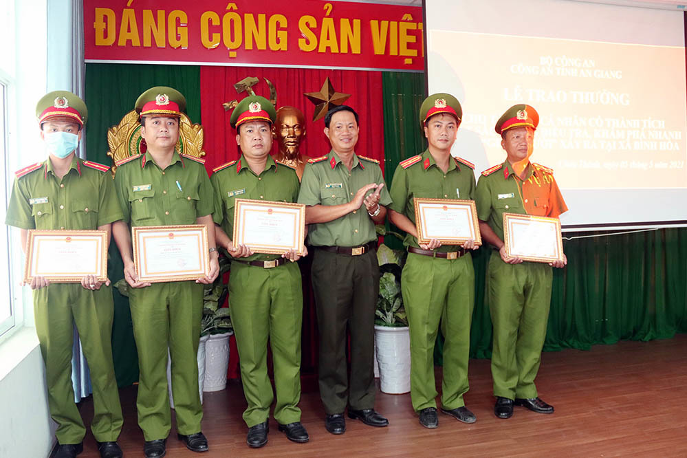Đại tá Đinh Văn Nơi thưởng nóng cho hai thanh niên bắt nóng kẻ cướp xe máy
