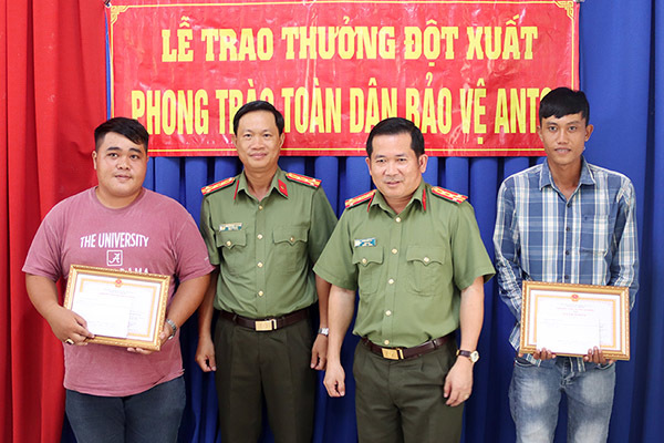 Đại tá Đinh Văn Nơi thưởng nóng cho hai thanh niên bắt nóng kẻ cướp xe máy