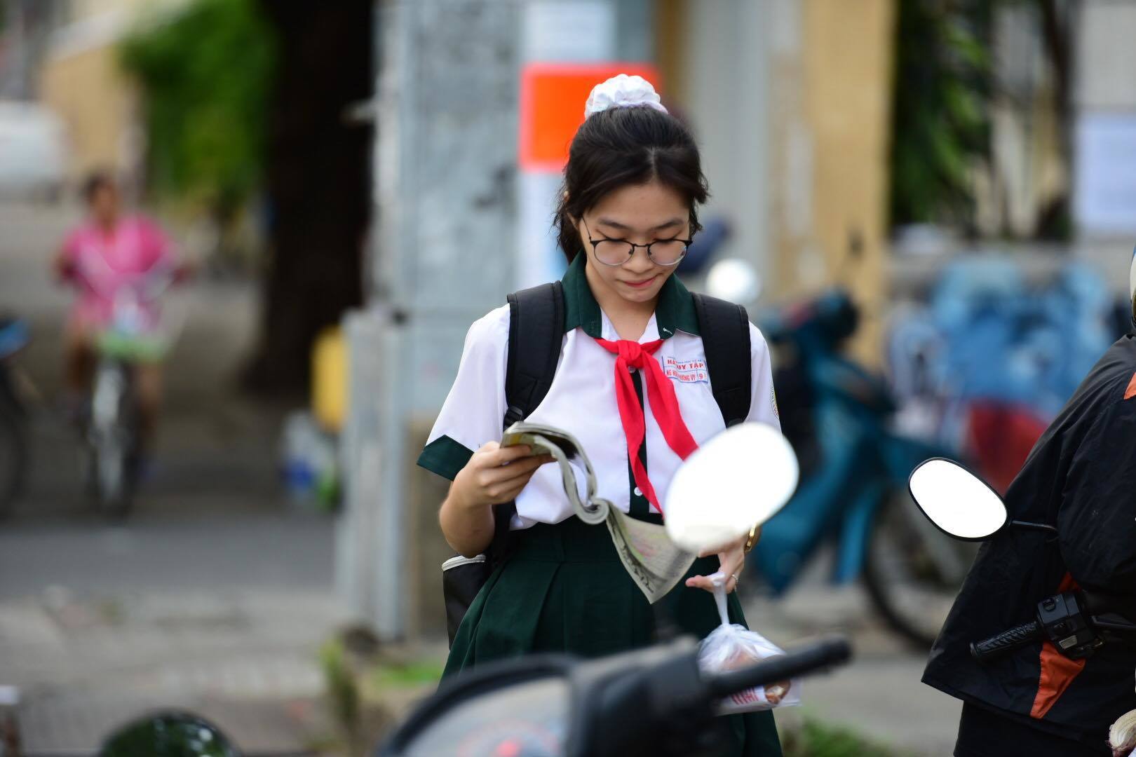 'Chạy' Covid-19, học sinh gồng mình thi học kỳ 3 môn/ngày