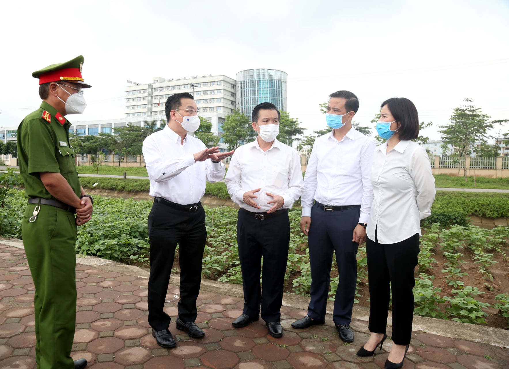 Cảnh 'nội bất xuất, ngoại bất nhập' nơi có thêm 14 ca Covid-19 ở Hà Nội